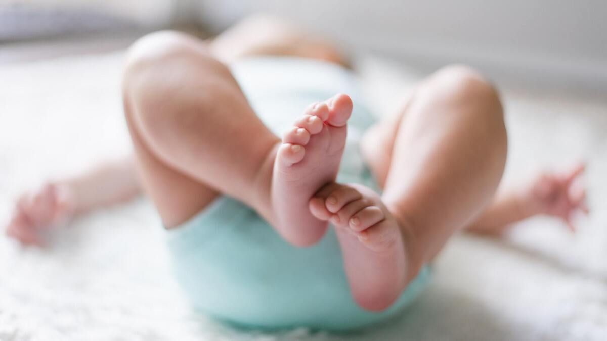 Asymetria ułożeniowa niemowląt | Przyczyny, objawy, terapia