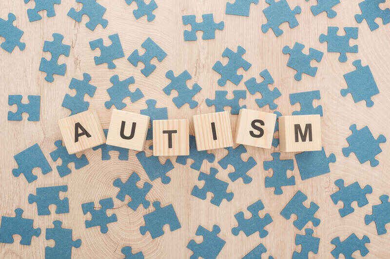 Autyzm w świetle nauki: Definicja i poszukiwanie przyczyn